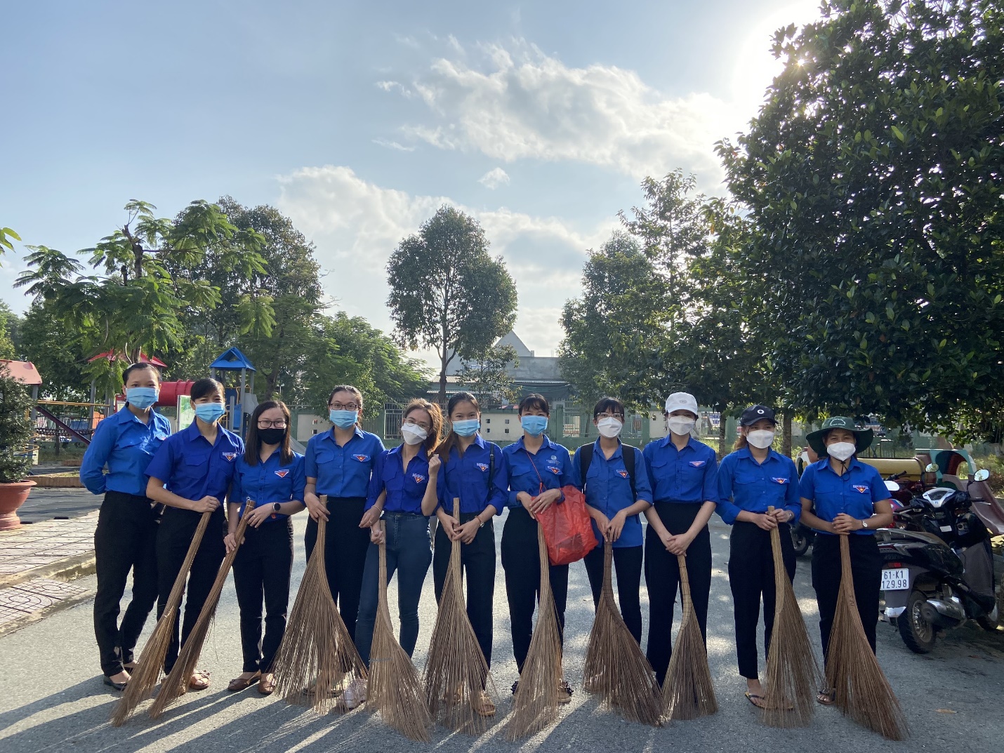 Thanh niên Trường Tiểu học Chánh Phú Hòa ra quân “ Ngày Chủ nhật xanh”