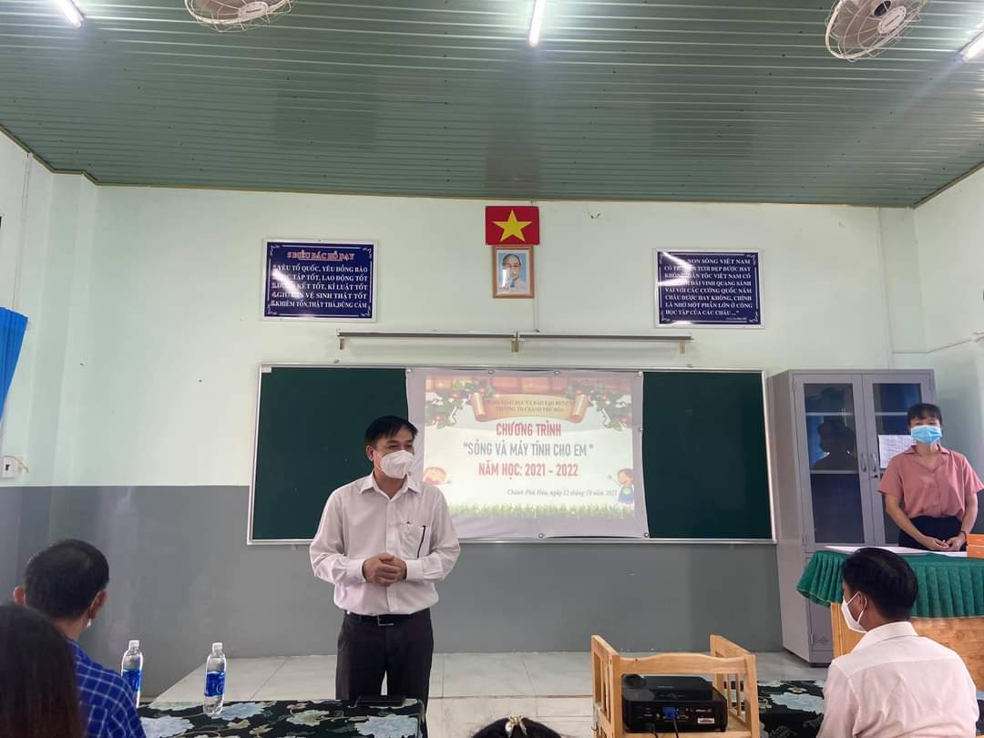 Trường Tiểu học Chánh Phú Hòa trao tặng thiết bị học trực tuyến cho học sinh có hoàn cảnh khó khăn của trường năm học 2021-2022.