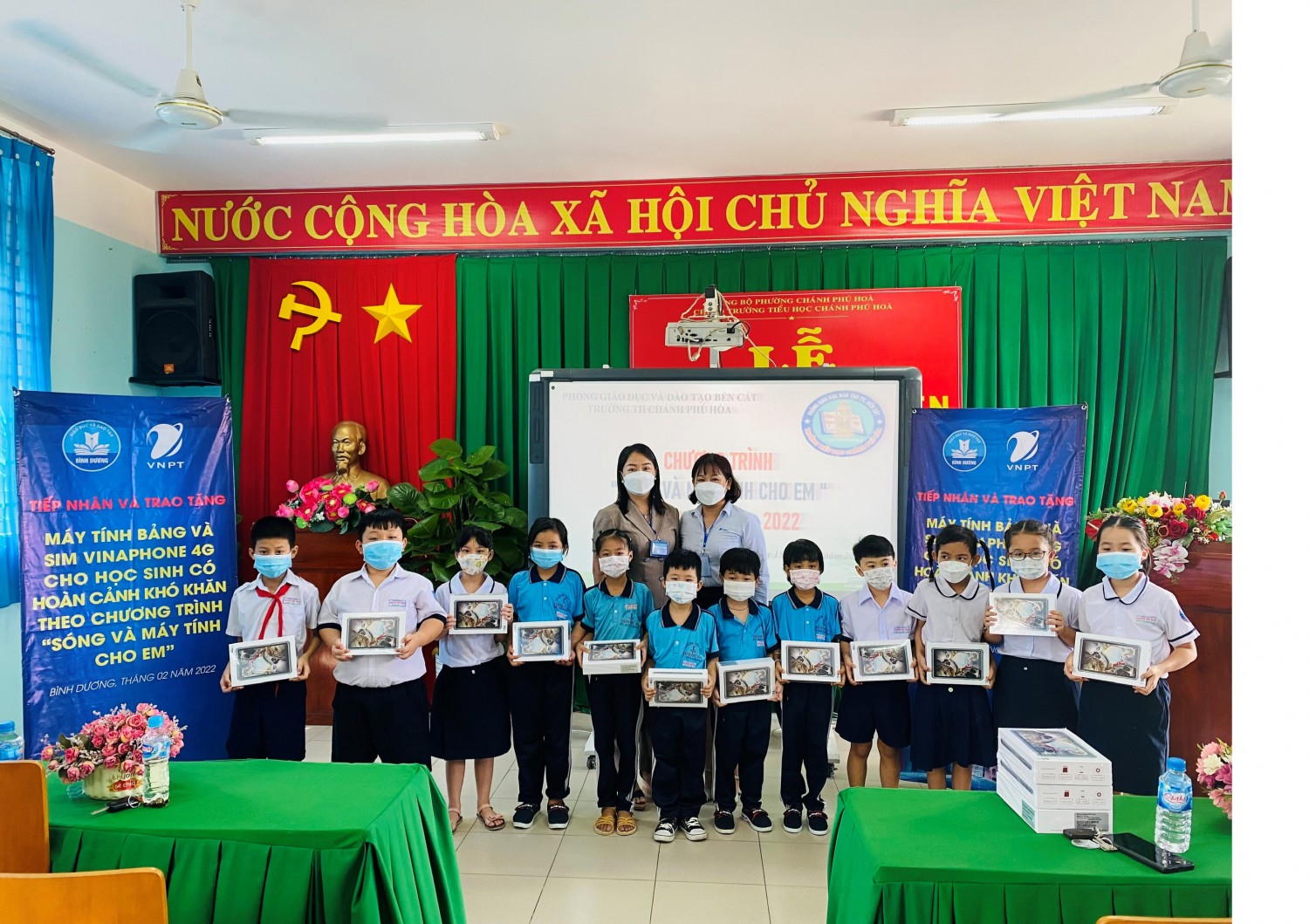 Trao tặng thiết bị học tập cho học sinh có  hoàn cảnh khó khăn tại trường TH Chánh Phú Hòa